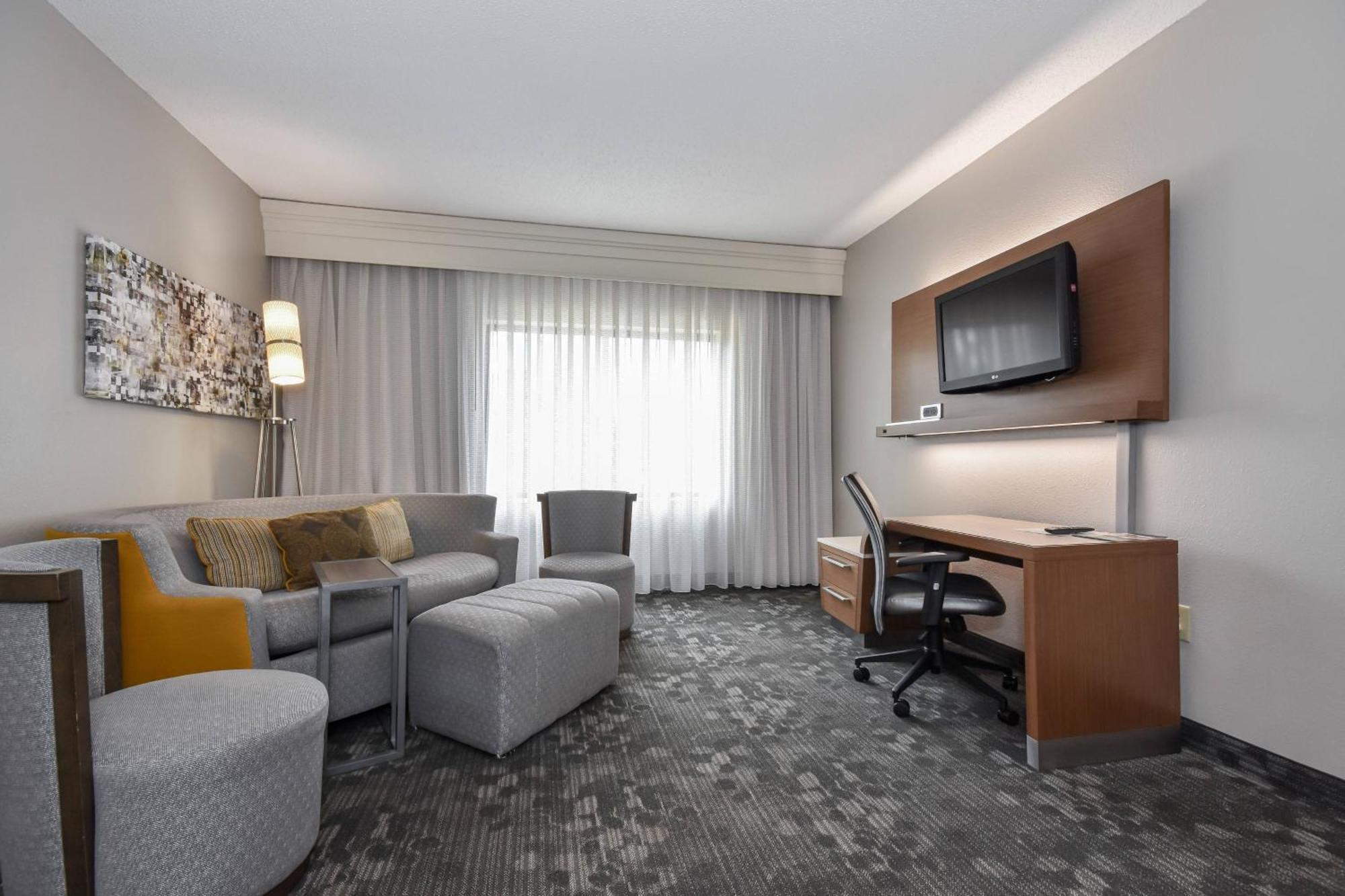 Courtyard By Marriott Charlotte Matthews Hotel Exterior photo