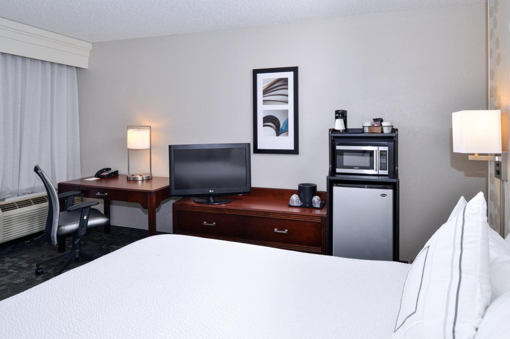 Courtyard By Marriott Charlotte Matthews Hotel Exterior photo