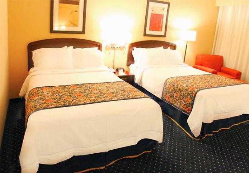 Courtyard By Marriott Charlotte Matthews Hotel Room photo